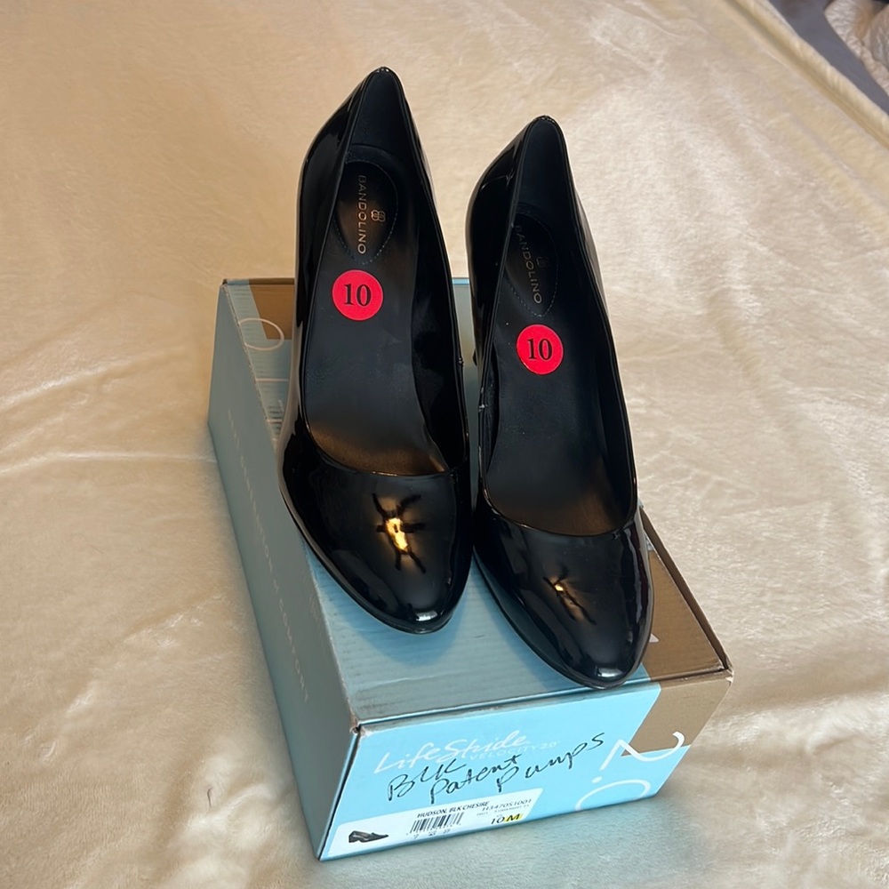 LifeStride Velocity 2.0. Comfortable 3.5” black patent leather pumps